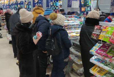 В Новосибирске засняли «десятибалльные» пробки в супермаркетах