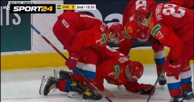 Разбил лицо ударом клюшки. Русский хоккеист Чистяков получил травму, защищая ворота в игре МЧМ против Швеции: видео