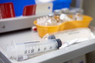 В США сотрудник медцентра испортил 500 доз вакцины от коронавируса