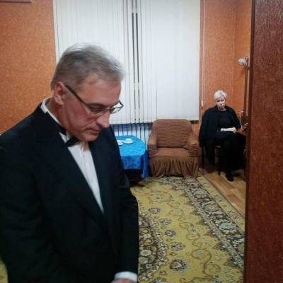Андрей Норкин анекдотом про мошенников спровоцировал овации в студии программы “Место встречи”