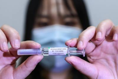 Китай одобрил выход на рынок своей вакцины от коронавируса
