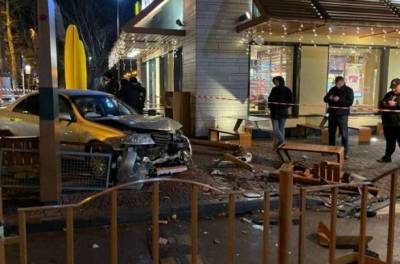 В Одессе автомобиль врезался в McDonalds