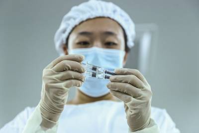 Власти Китая одобрили использование вакцины Sinopharm