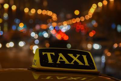 Дептранс попросил агрегаторов такси не поднимать стоимость поездок в праздники
