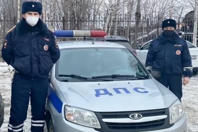 Свердловские гаишники спасли водителя фуры, у которого замерзло топливо
