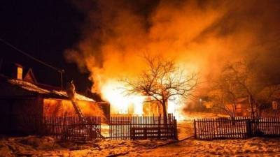 Пожар в частном доме под Красноярском унес жизни четырех человек