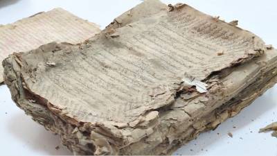 Казахстанец нашел на кладбище 120-летний сборник священных текстов