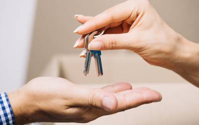 Сироты старше 23 лет смогут получить жилье вне очереди: закон вступил в силу