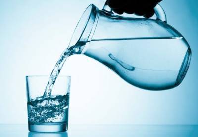 Медики объяснили, в каком случае «утренний» стакан воды может привести к раку
