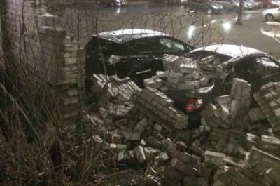 В Липецке кирпичный забор у НЛМК обрушился и завалил 13 машин сотрудников завода