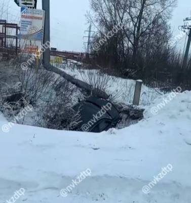 Улетел в овраг: очевидцы сообщают о серьёзном ДТП в Новокузнецке