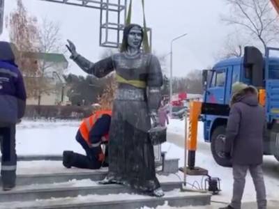 Владимир Жириновский - Зураб Церетели - Жириновский готов поставить памятник Аленке в своем вузе. По соседству со своим - sobesednik.ru - Москва