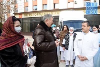 Депутаты-единороссы поздравили медиков Махачкалы с Новым годом