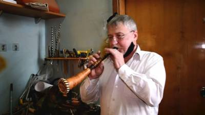 Житель Кемерово создает старинные духовые инструменты.