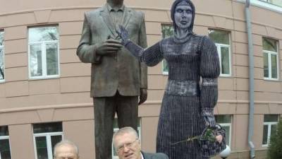Жириновский предложил новое место для скандального памятника "Аленке"