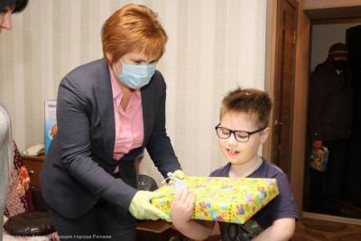 Елена Сорокина подарила детям новогодние подарки