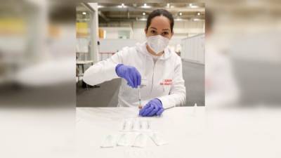 Средство для мытья посуды вместо настоящей вакцины: так тренируются медики в Гамбурге
