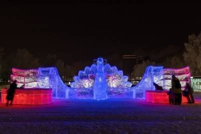 Семь чудес света: на площади Ижевска открылся ледовый городок