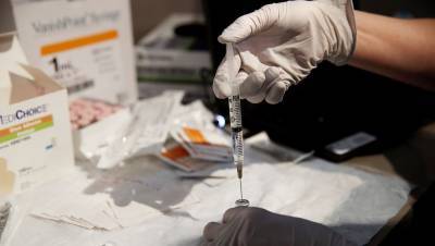 В США медработник намеренно испортил 500 доз вакцины от коронавируса