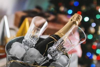 Врачи рассказали, стоит ли больным COVID пить шампанское в Новый год