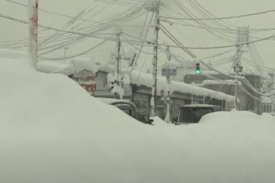 В Японии из-за сильного снегопада погиб мужчина, более 140 рейсов отменены
