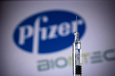В США медик сдал положительный тест на коронавирус после прививки вакциной от Pfizer