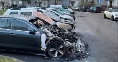 В Калининграде ночью сгорели три машины