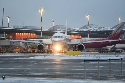 Почти 150 рейсов задержали и отменили в аэропортах Москвы