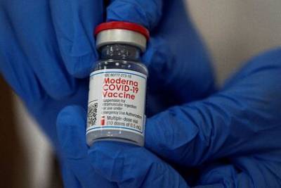 Сотрудник медицинского центра в США специально испортил сотни доз вакцины