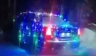 На улицах Тюмени обнаружен самый новогодний автомобиль (Видео)
