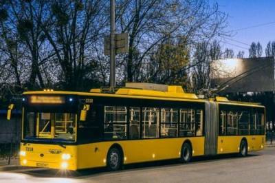 Разозлился, потому что не впустили в салон: В Киеве мужчина ногами выбил стекло в троллейбусе