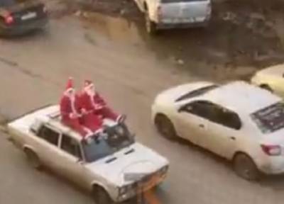 Водитель из Краснодара объявлен в розыск за то, что прокатил на крыше Дедов Морозов