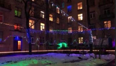 350 метров гирлянд: житель Петербурга взял украшение двора на себя