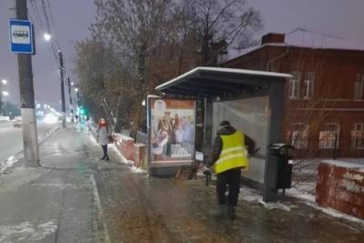 Улицы Твери обрабатывают от снега и льда