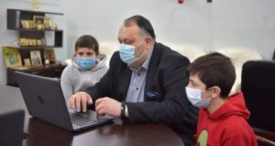 Мэр Кутаиси подарил двум школьникам ноутбуки