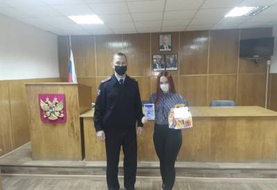 В Тверской области полицейские поздравили с Новым годом дочь коллеги, погибшего при исполнении служебных обязанностей