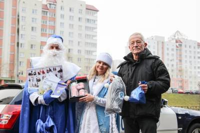 Дед Мороз и Снегурочка поздравили автомобилистов и пешеходов в Гродно