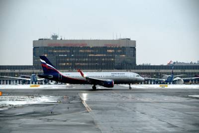 В аэропортах Москвы из-за ледяного дождя задержали или отменили более 150 рейсов