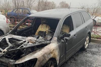 В Киеве взорвался и дотла сгорел автомобиль: фото