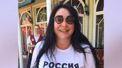 57-летняя Лолита Милявская в корсете станцевала среди обнаженных мужчин