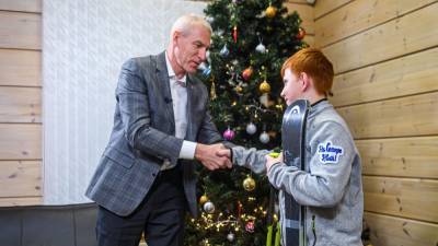 Министр спорта РФ подарил мальчику с ДЦП лыжи в рамках акции "Елка желаний"
