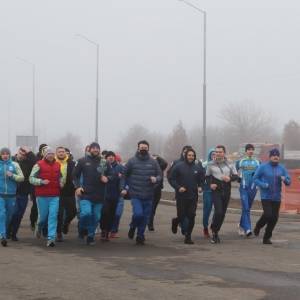 «Мост в будущее»: в Запорожье молодежь и спортсмены провожали 2020 год спортивным пробегом. Видео