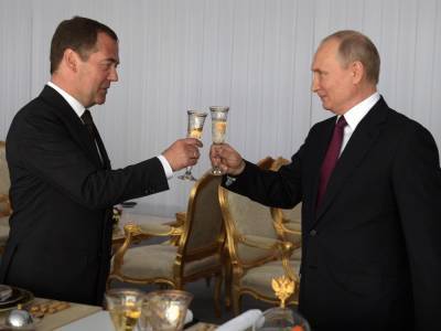 Новогодние обращения: Путин сказал о "заразе нацизма", Медведев – о выживании