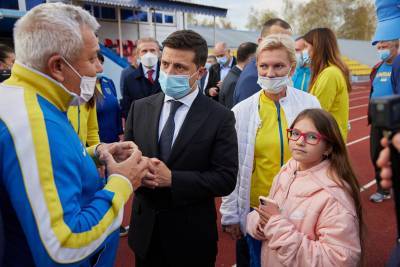 Зеленского попросили обеспечить украинцев российской вакциной