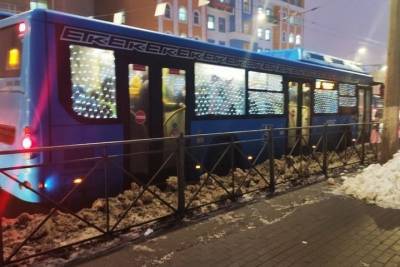 По Белгороду катается новогодний автобус