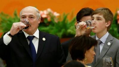 Лукашенко утверждает, что лишь он не пьет на Новый год