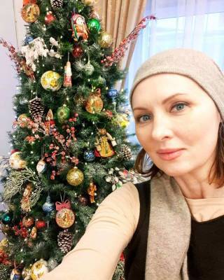 Елена Ксенофонтова нарядила шоколадно-пряничную ёлку для Максима Виторгана