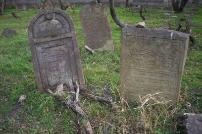 В Николаевской области неизвестные надругались над 100 могилами
