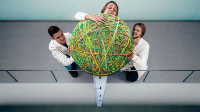 Гигантский попрыгунчик из 30 тысяч канцелярских резинок: Эксперименты