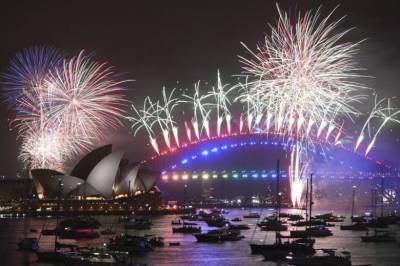 Жители Австралии встретили Новый год – в Сиднее запустили яркие фейерверки: видео